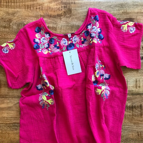 Embroidered floral top! - Picture 4 of 6